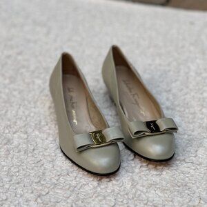 Salvatore Ferragamo Vara Pearl Leather Low Heel Pumps | Gold Bow | Size 6 B